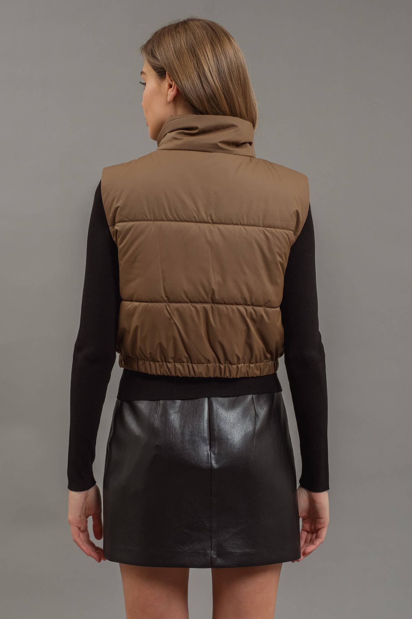 CROPPED ZIP UP PUFFER VEST: BROWN