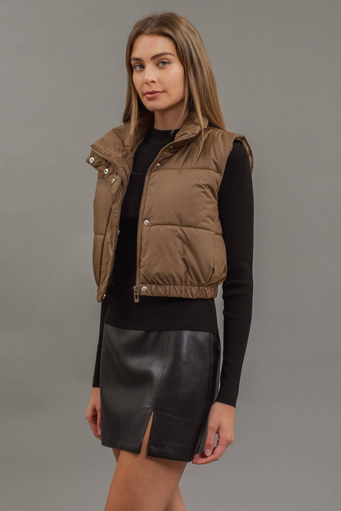 CROPPED ZIP UP PUFFER VEST: BROWN